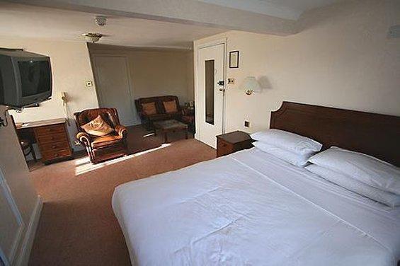 Warren Lodge Shepperton Room photo