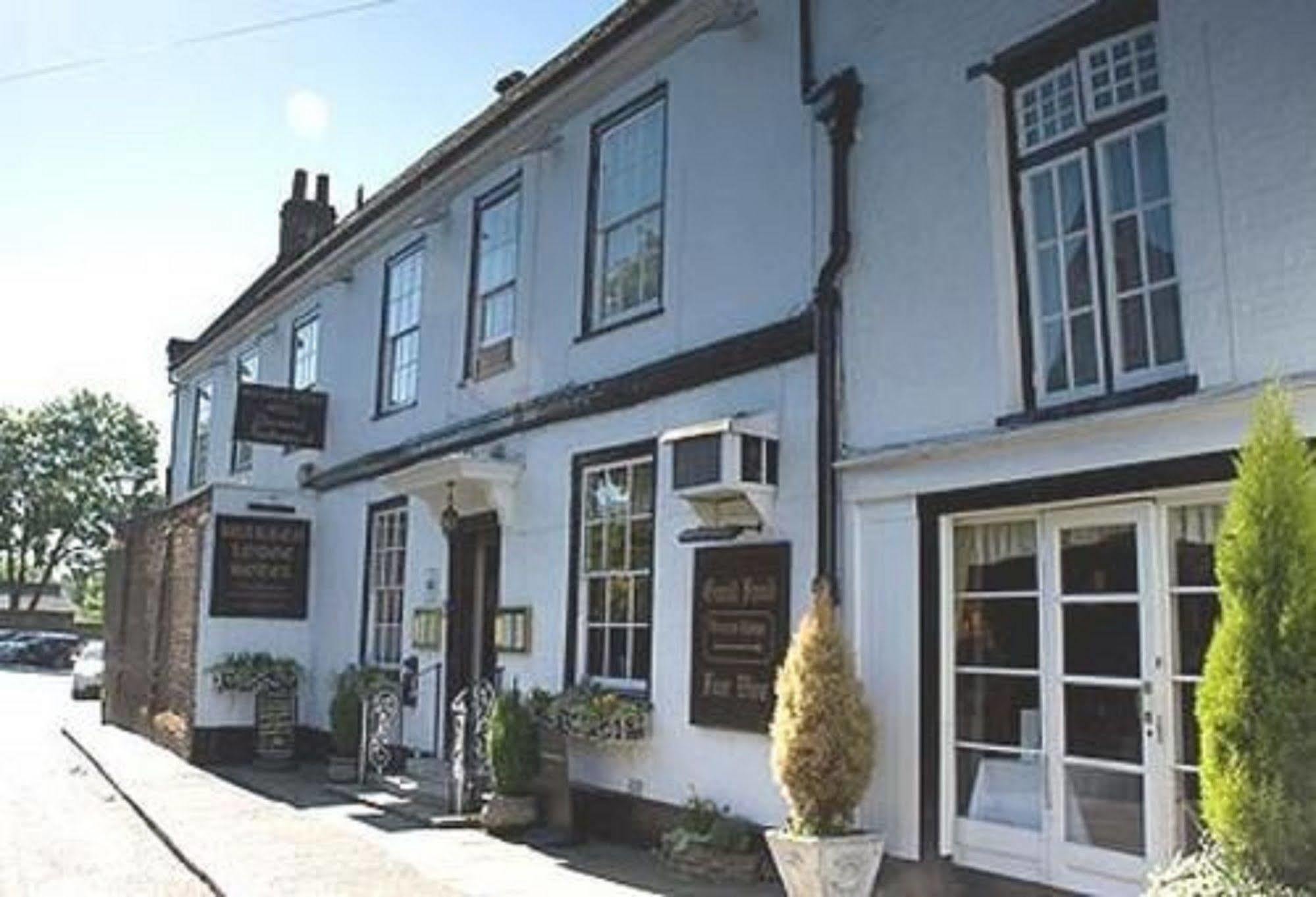 Warren Lodge Shepperton Exterior photo